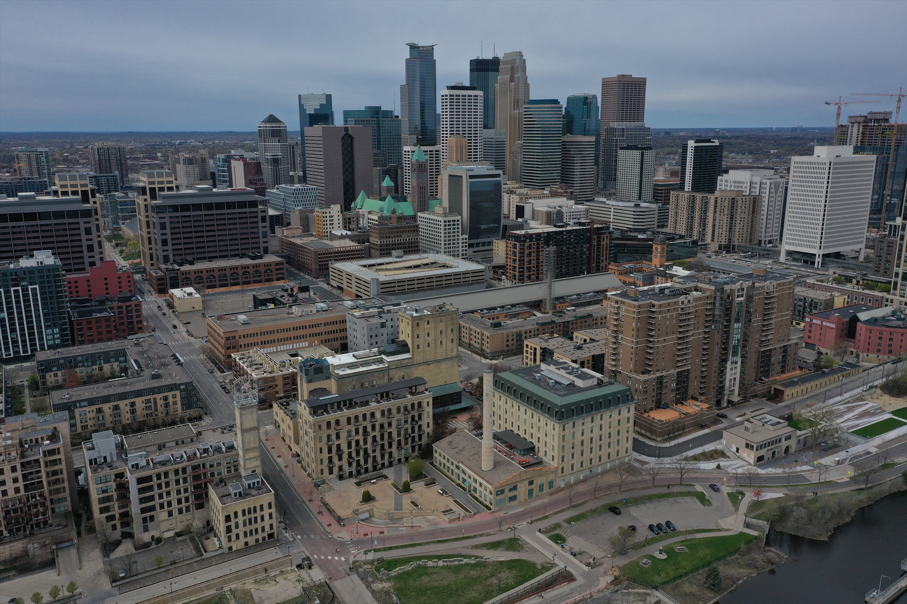 Letecký pohled na centrum Minneapolis se zástavbou a řekou Mississippi