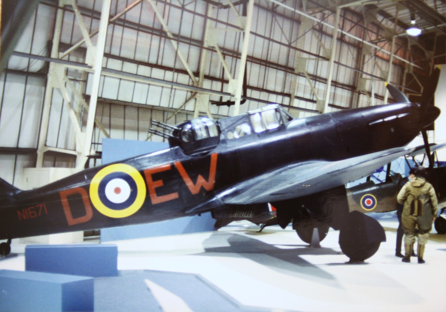 Pohled na příď a vrtuli stíhačky Boulton Paul Defiant vystavené v muzeu