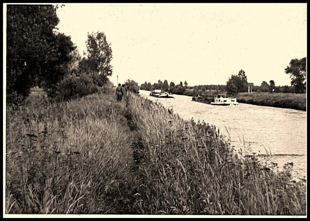 Vojáci britské armády v terénním voze hlídkují podél plotu vnitroněmecké hranice