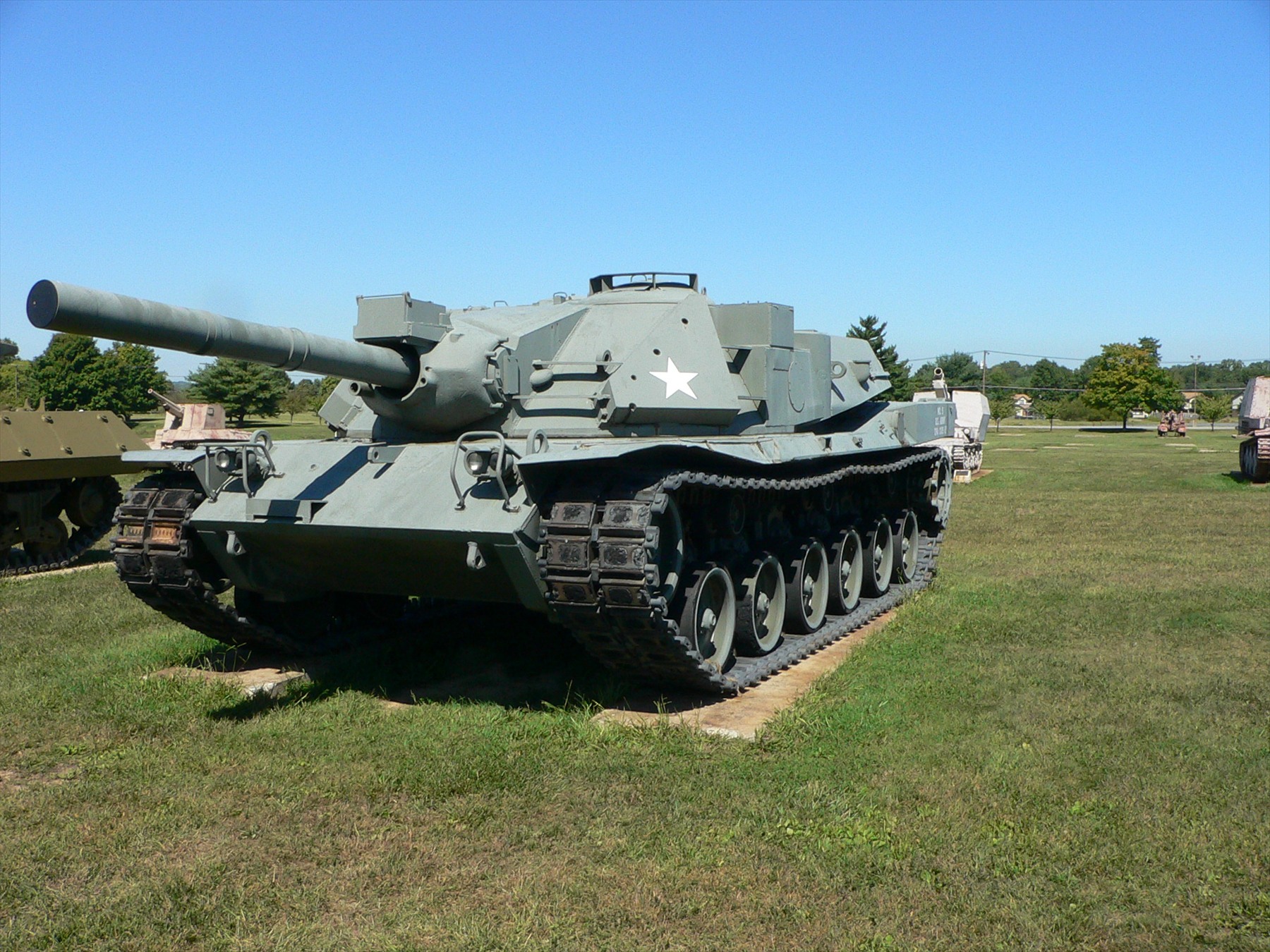 Americký MBT-70 s dlouhou hlavní a šesti pojezdovými koly na viditelném boku