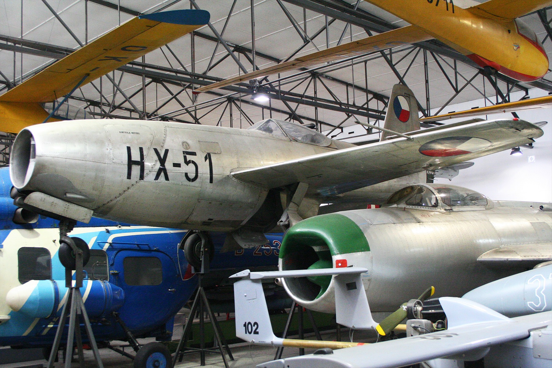 Proudový stíhací letoun Jakovlev Jak-23 s přímým křídlem a trupovým označením HX-51 v muzeu