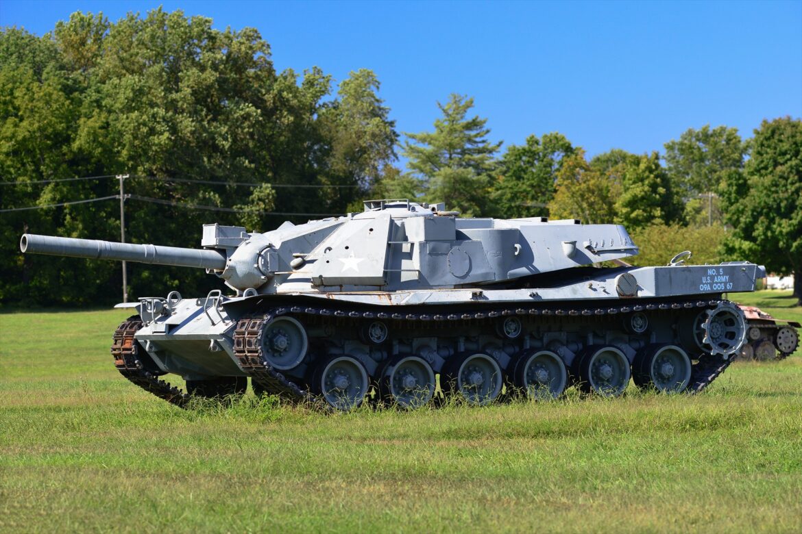 Šedý americký prototyp MBT-70 v muzeu v Aberdeenu při pohledu z levého boku