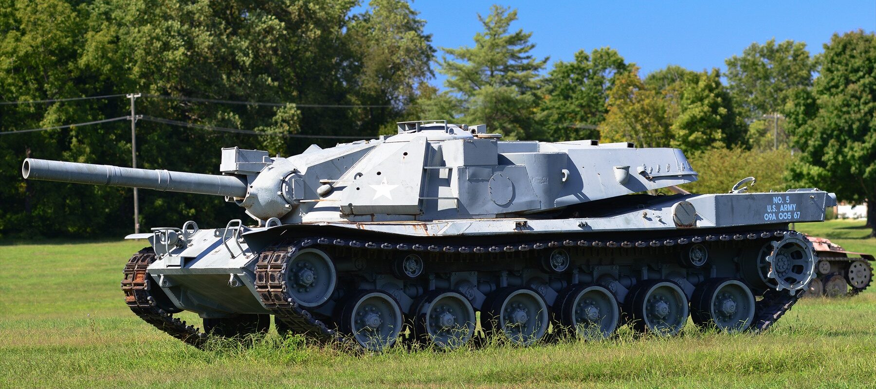 Šedý americký prototyp MBT-70 v muzeu v Aberdeenu při pohledu z levého boku
