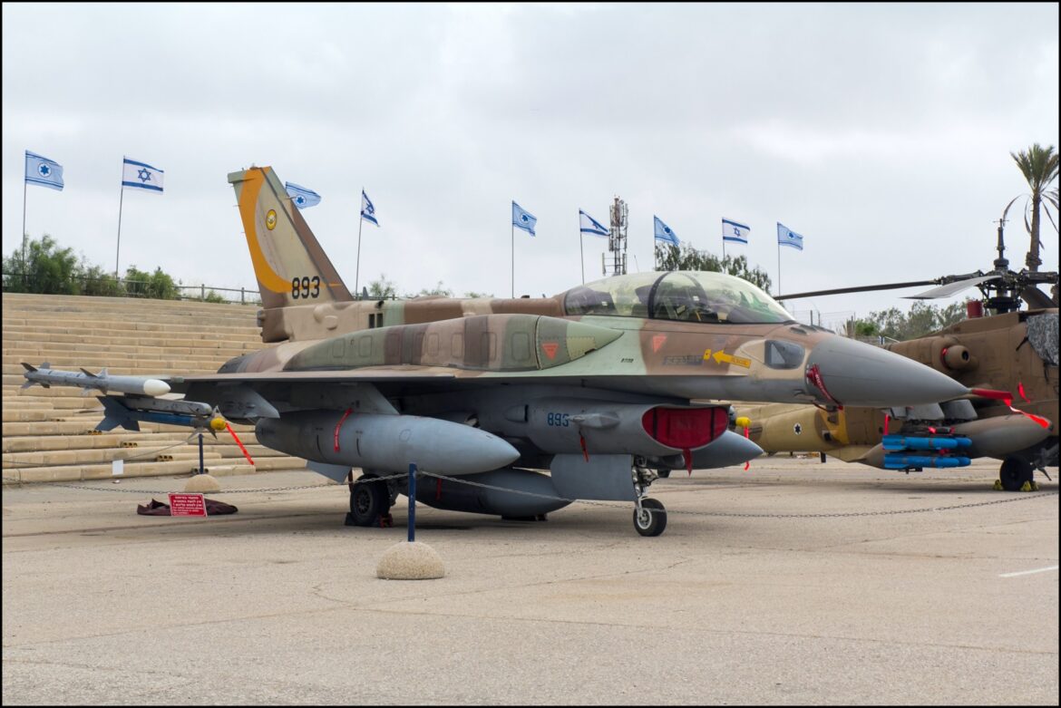 Izraelský víceúčelový stíhací letoun F-16I Sufa na letištní ploše s podvěsy