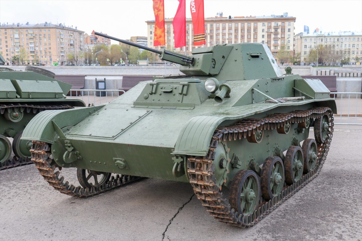 Sovětský lehký tank T-60 s malou věží a dvacetimilimetrovým kanónem stojící v expozici vojenského muzea.