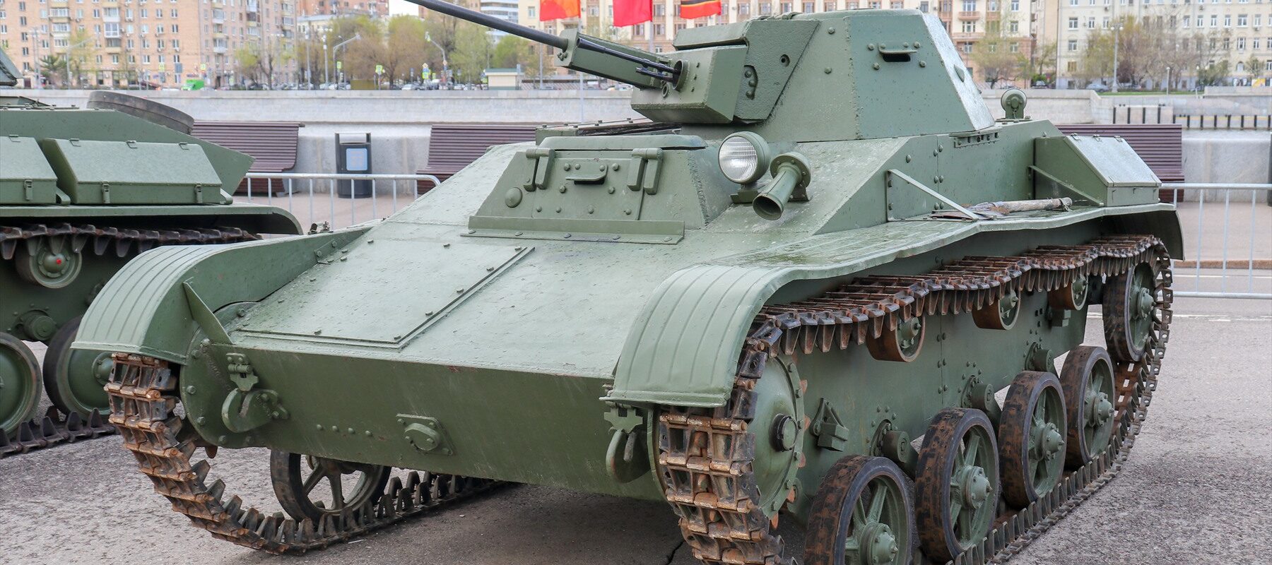 Sovětský lehký tank T-60 s malou věží a dvacetimilimetrovým kanónem stojící v expozici vojenského muzea.