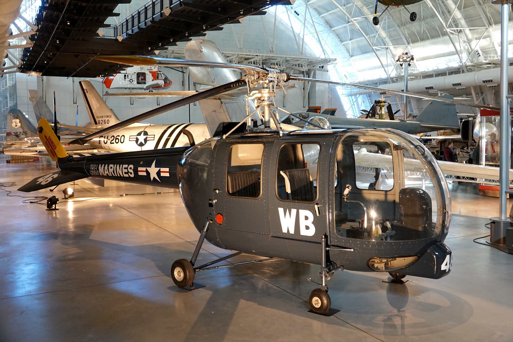 Vrtulník Sikorsky HO5S-1 s prosklenou přídí v leteckém muzeu
