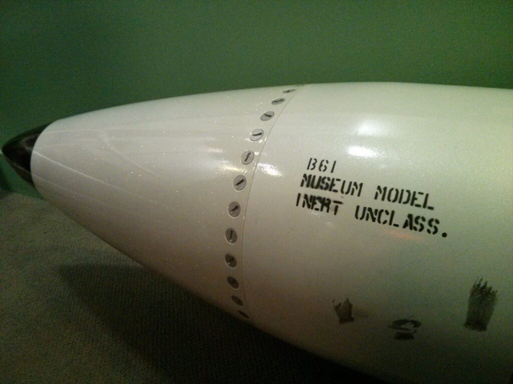 Detail stříbrného muzejního modelu pumy s nápisem B61 MUSEUM MODEL.