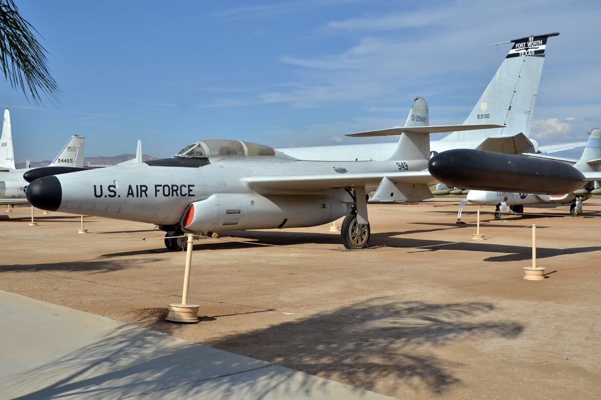 StÃ­hacÃ­ letoun F-89J Scorpion vystavenÃ½ pod Å¡irÃ½m nebem.