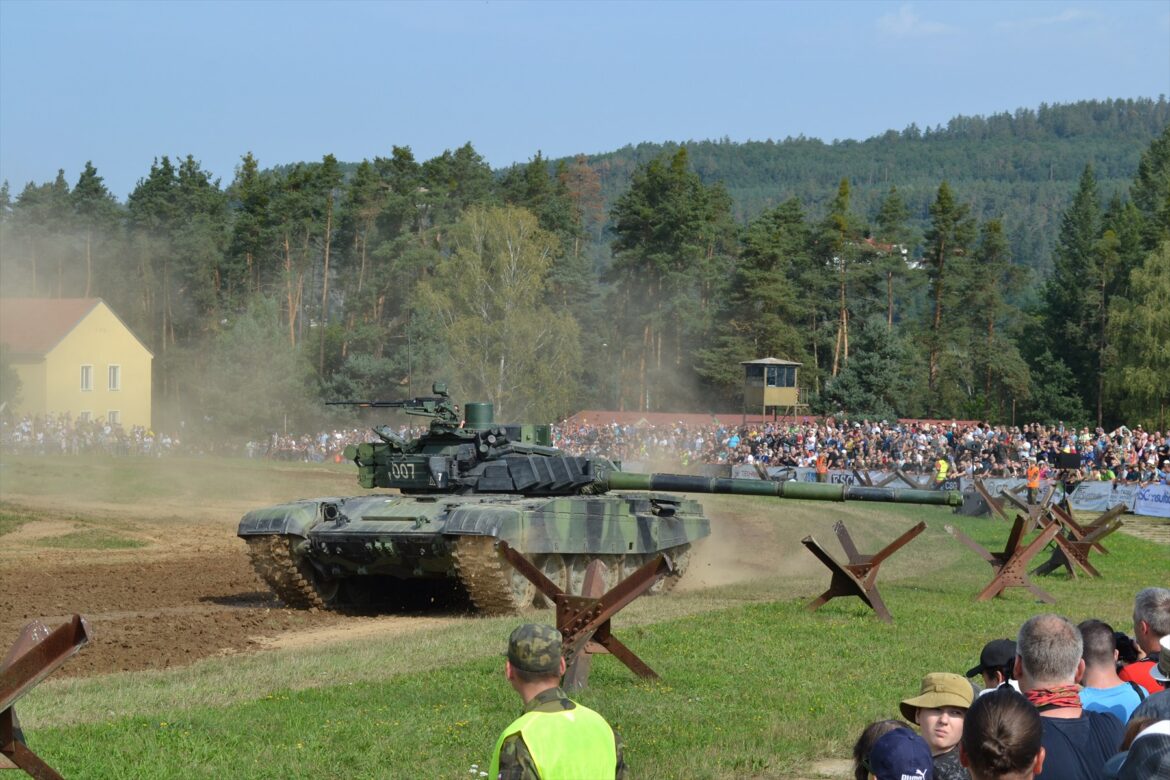 Český modernizovaný tank T-72M4 CZ s dynamickým pancířem projíždí terénem před diváky