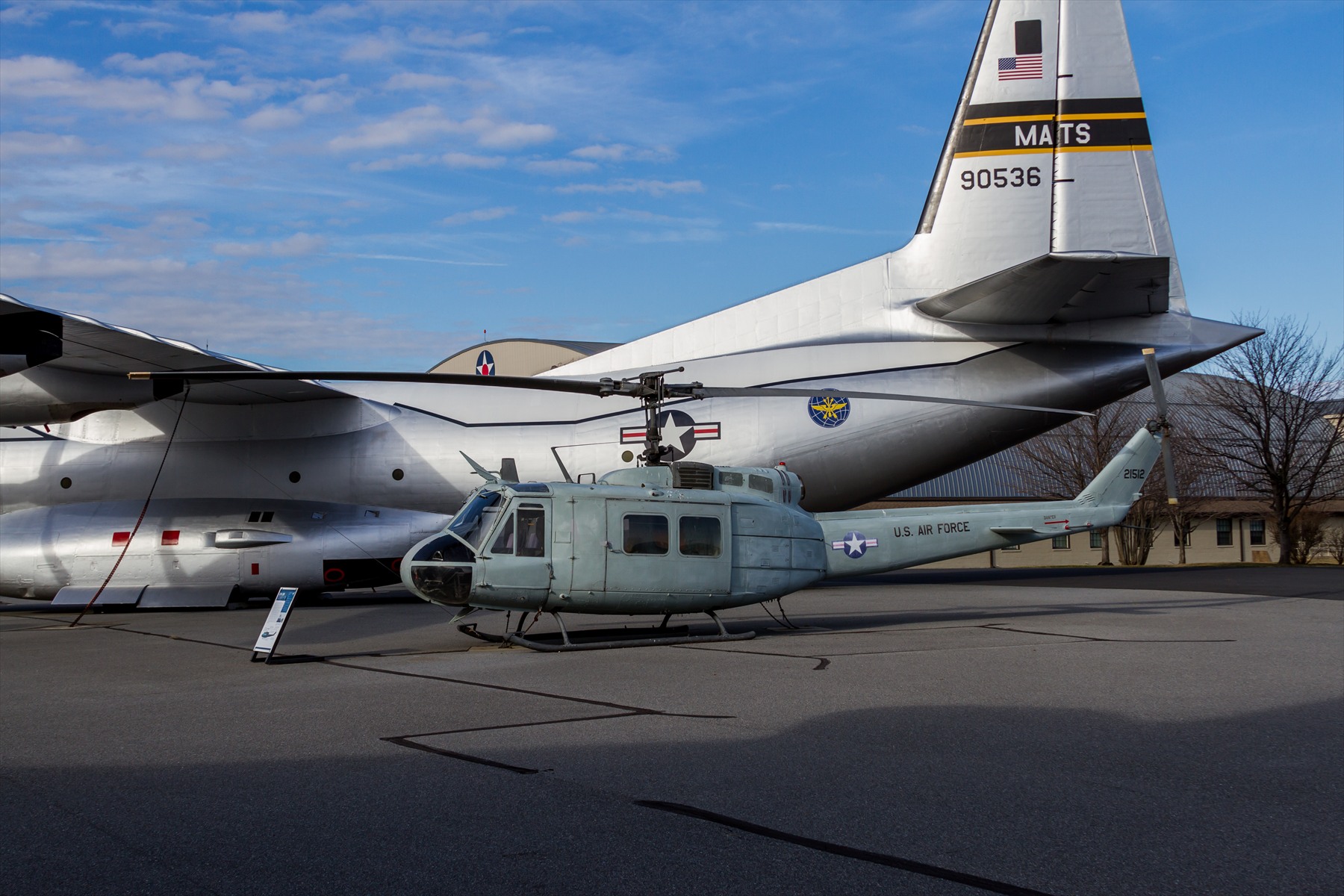Bojový a záchranný vrtulník UH-1 Iroquois vystavený v Air Mobility Command Museum