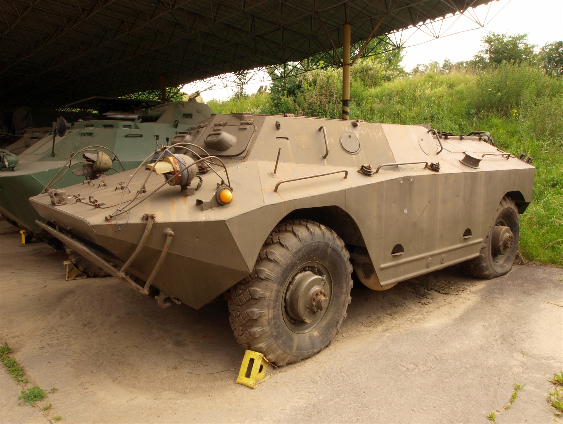 Zelený obrněný OT-65 FUG pod muzejním přístřeškem, pohled zpředu a z boku