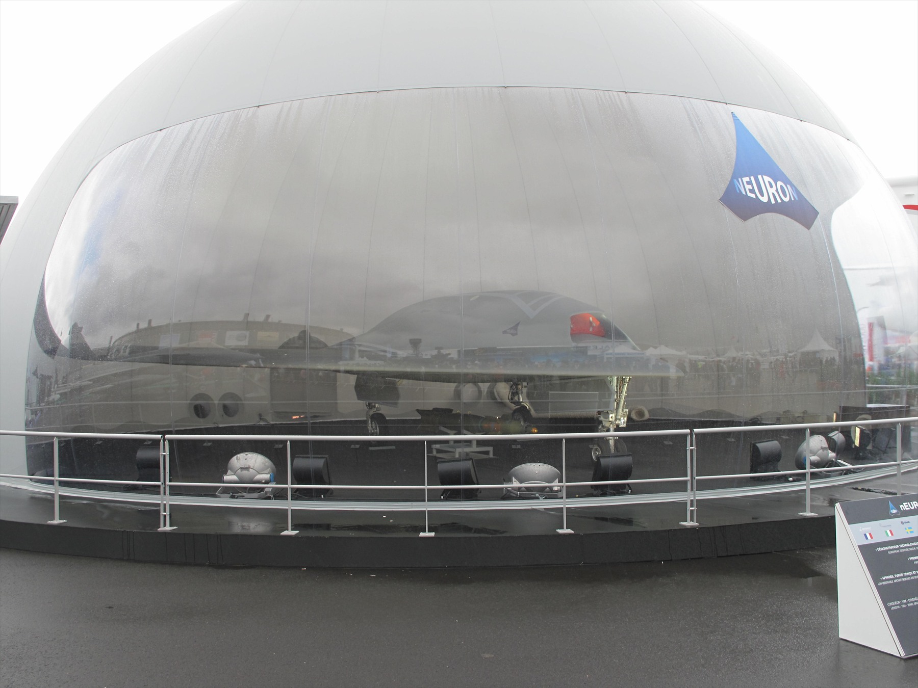 Bezocasý experimentální bojový dron Dassault nEUROn vystavený na pařížském aerosalonu