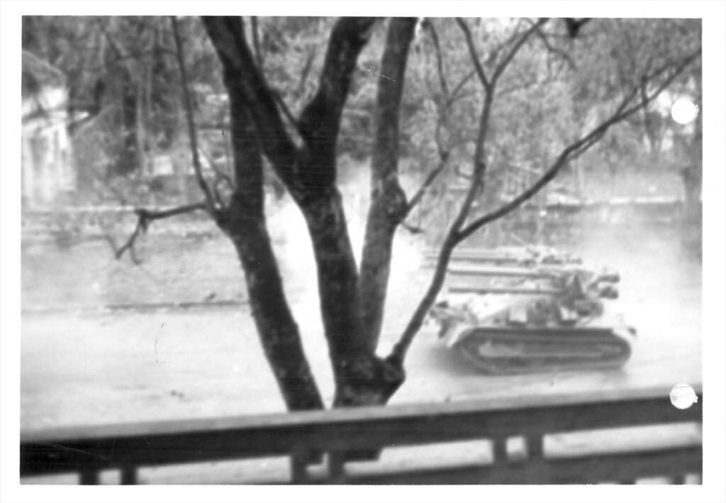 Pásový obrněnec M50 Ontos projíždí ulicí pobořeného města Hue během vietnamské ofenzívy Tet v únoru 1968.