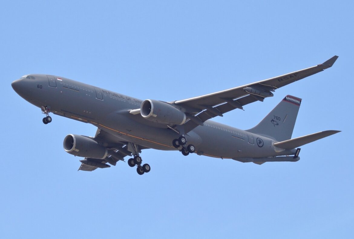Šedý singapurský Airbus A330 MRTT za letu s vysunutým podvozkem