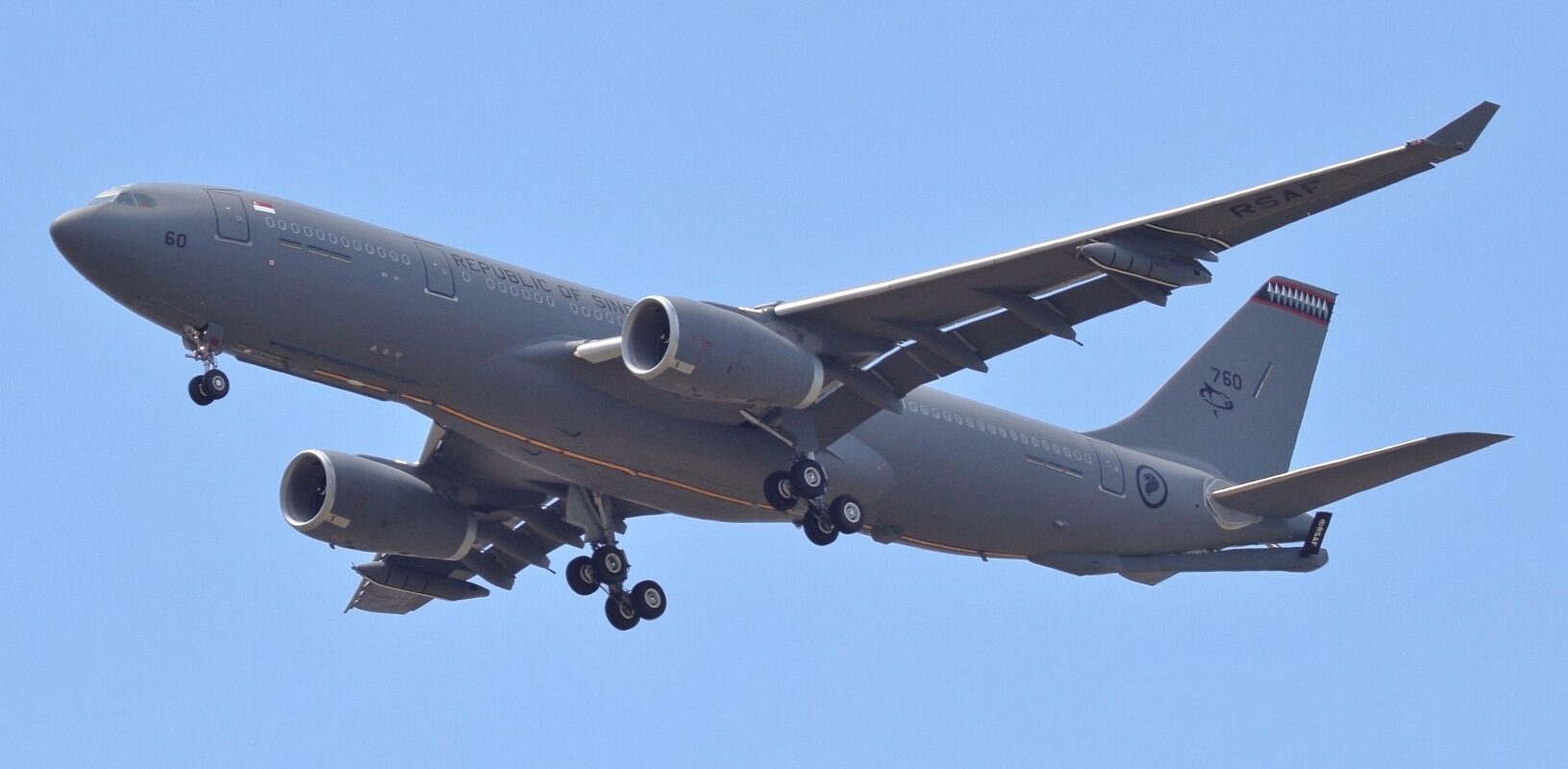 Šedý singapurský Airbus A330 MRTT za letu s vysunutým podvozkem