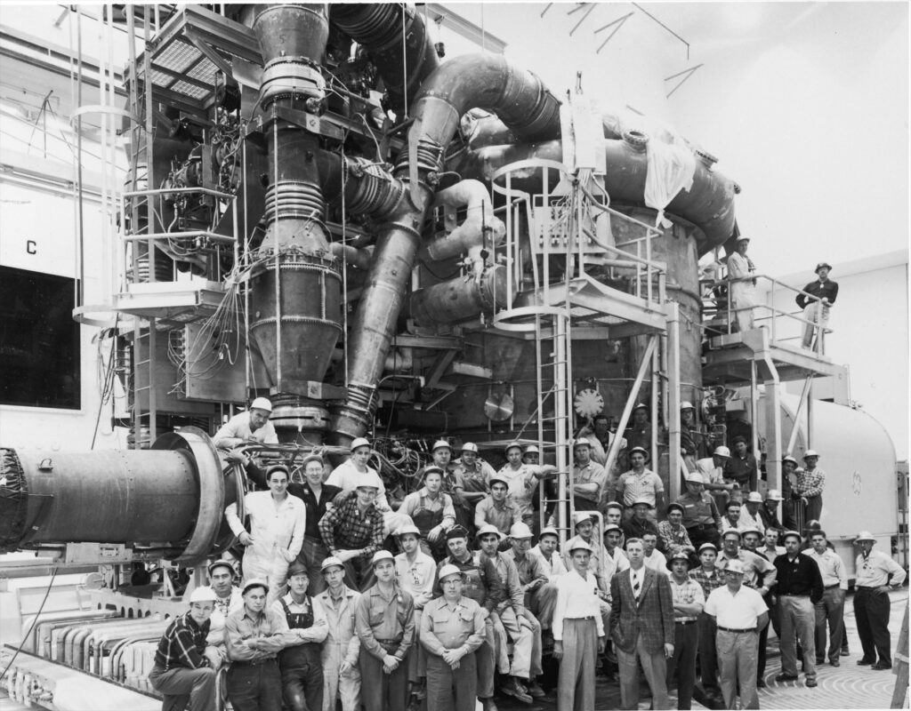 Horizontální jaderný reaktor HTRE-3 napojený na proudové motory na kolejovém podvozku v Idaho National Laboratory.