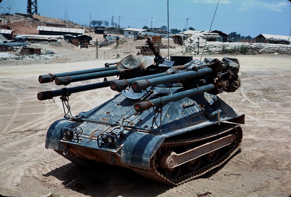 Obrněnec M50 Ontos americké námořní pěchoty zaparkovaný v opevněném postavení s pytli s pískem na kótě 10 v červnu 1969.