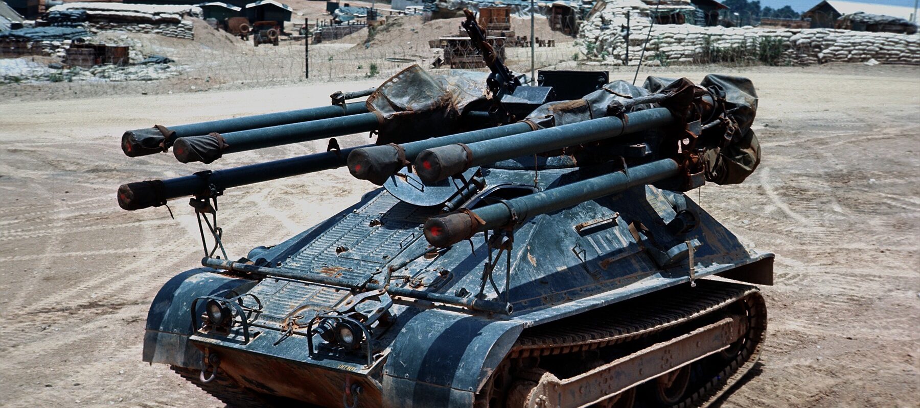 Obrněnec M50 Ontos americké námořní pěchoty zaparkovaný v opevněném postavení s pytli s pískem na kótě 10 v červnu 1969.