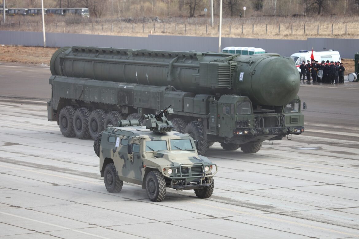 Vozidlo Tigr-M před velkým kolovým nosičem rakety RS-24 Jars.