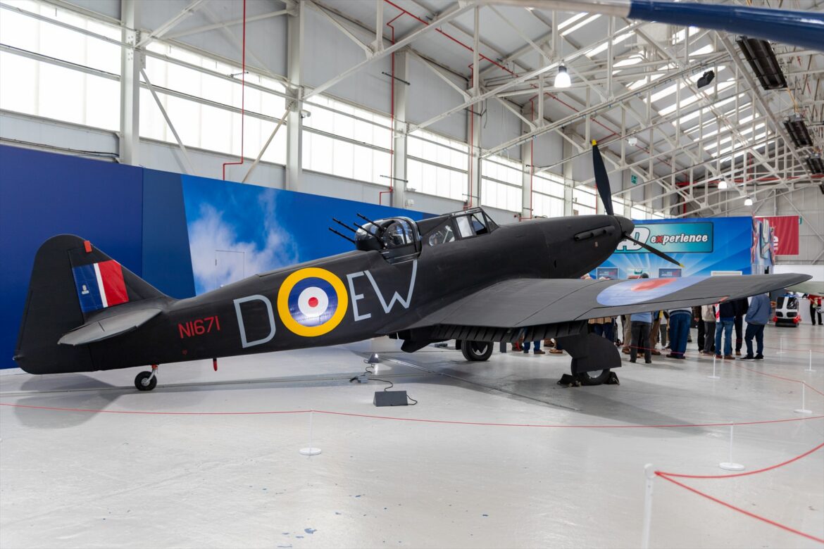Jednomotorový stíhací letoun Boulton Paul Defiant Mk I v černém zbarvení nočního stíhače v muzejním hangáru