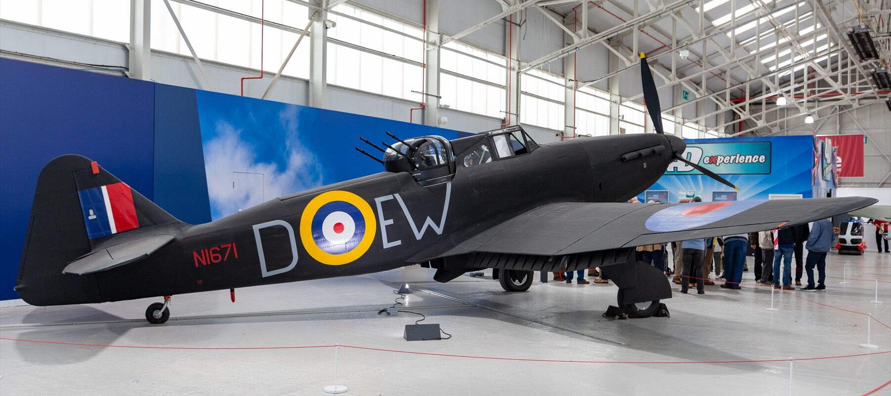 Jednomotorový stíhací letoun Boulton Paul Defiant Mk I v černém zbarvení nočního stíhače v muzejním hangáru