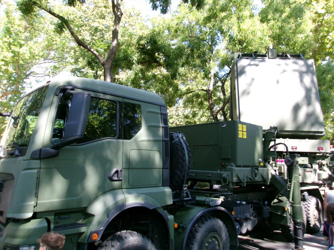 Zelené vojenské vozidlo MAN s velkým obdélníkovým panelem radaru EL/M-2084