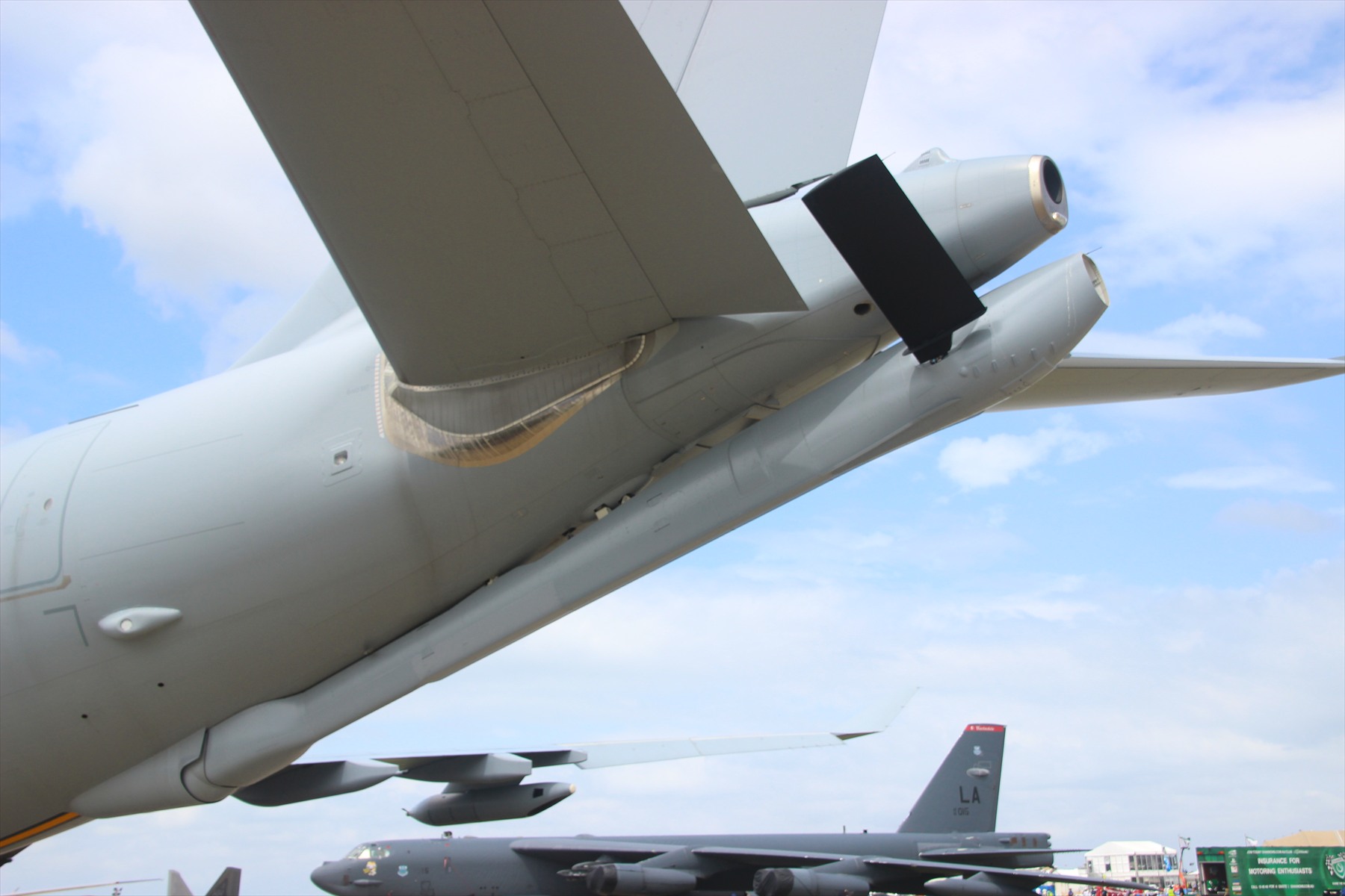 Pohled zespodu na složené tankovací ráhno pod ocasem australského A330 MRTT