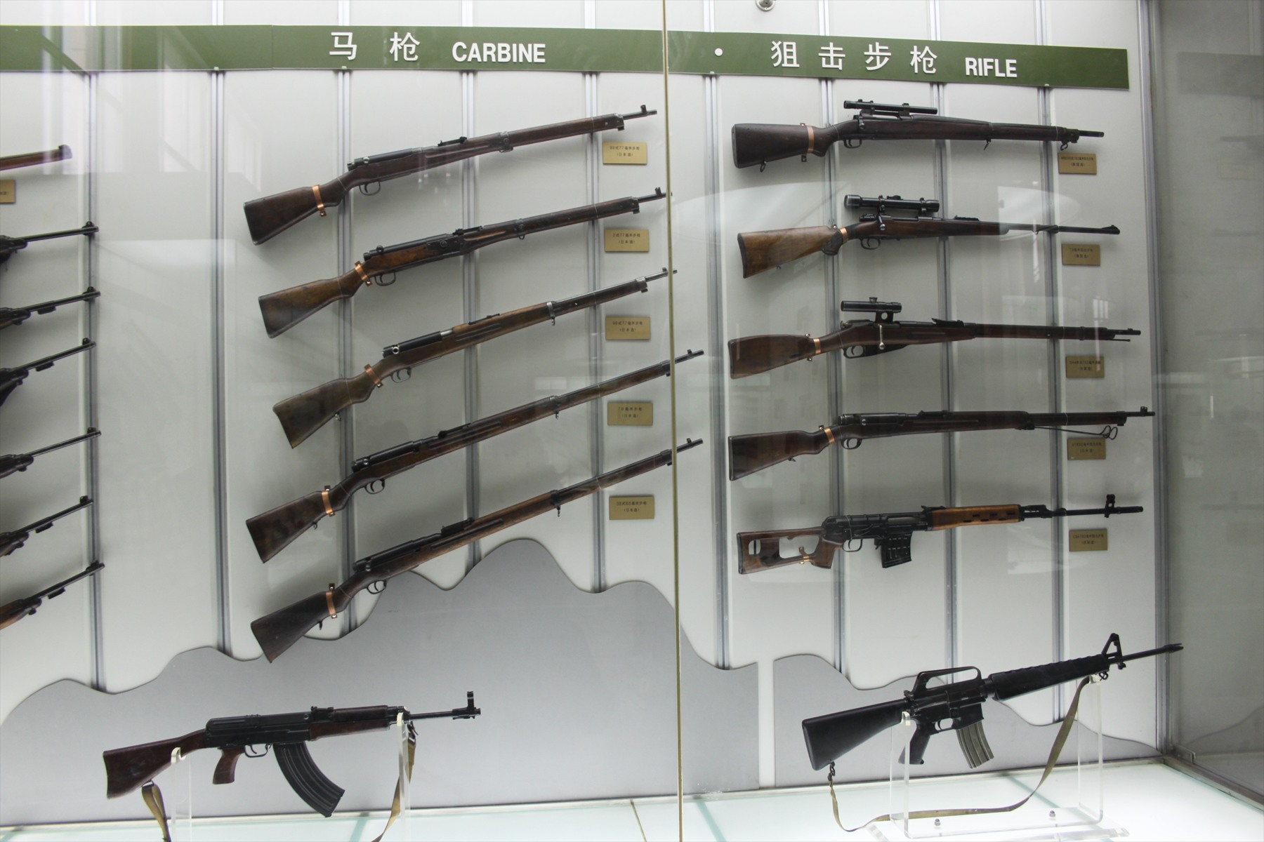 Muzejní vitrína s puškami různých konstrukcí včetně M16A1