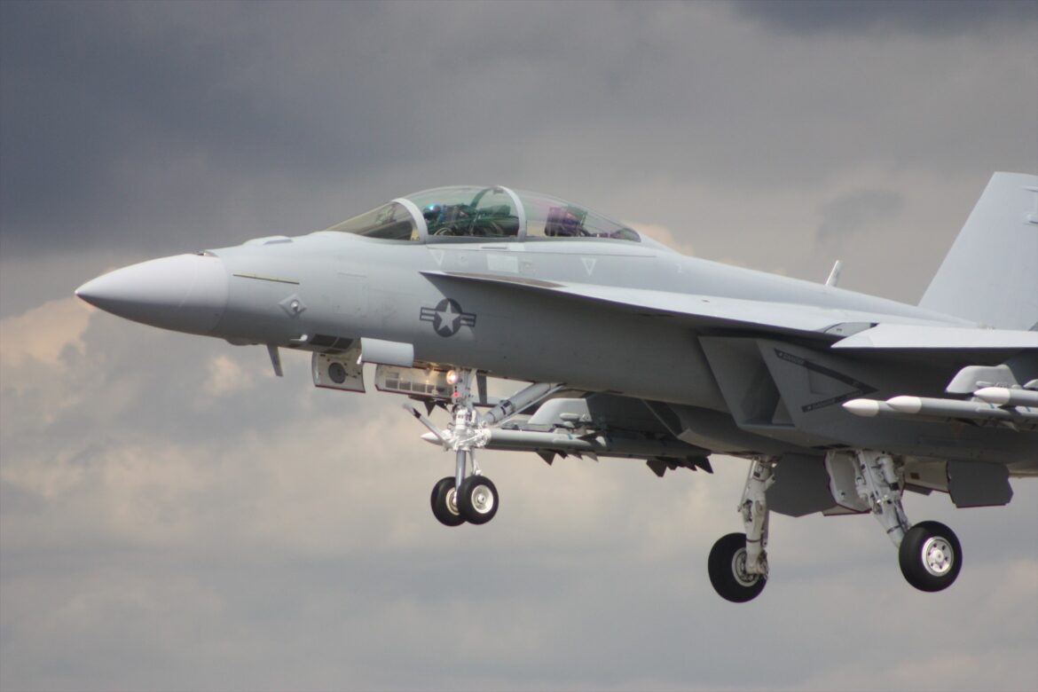 Detail přídě a dvoumístné kabiny F/A-18F s vysunutým podvozkem při přistání