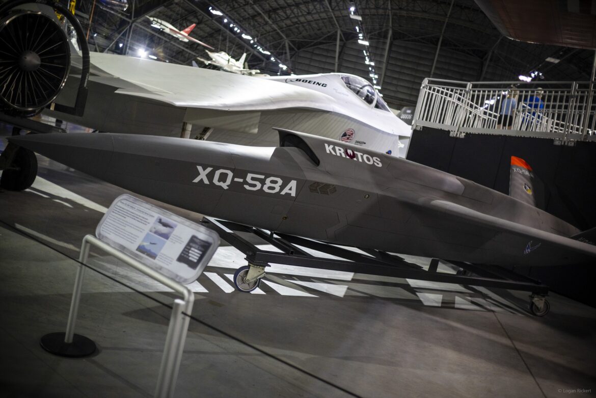 Bezpilotní bojový letoun Kratos XQ-58A Valkyrie s lichoběžníkovým trupem a stealth liniemi