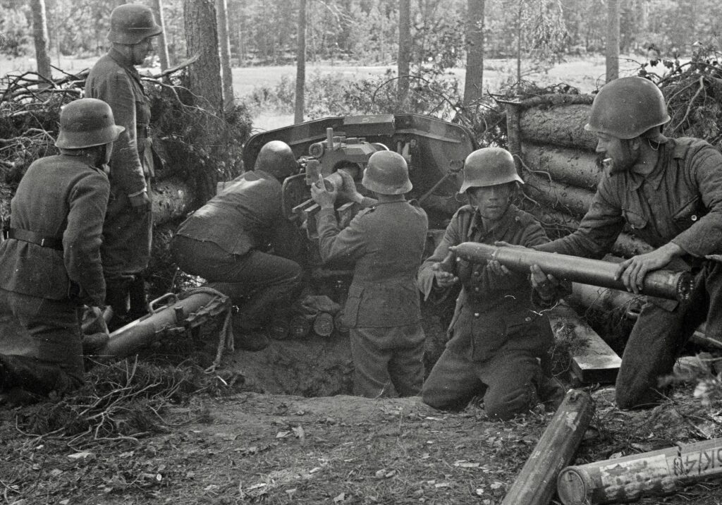 Obsluha protitankového kanónu v polním postavení během pokračovací války v roce 1944