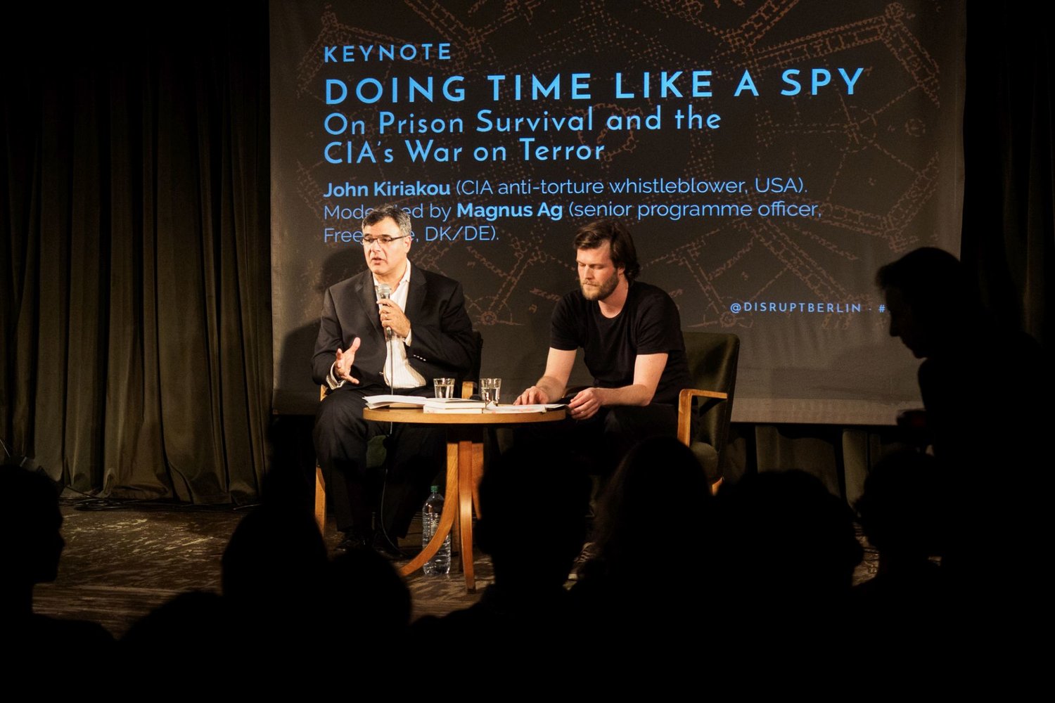 Bývalý důstojník americké CIA John Kiriakou na veřejné přednášce.