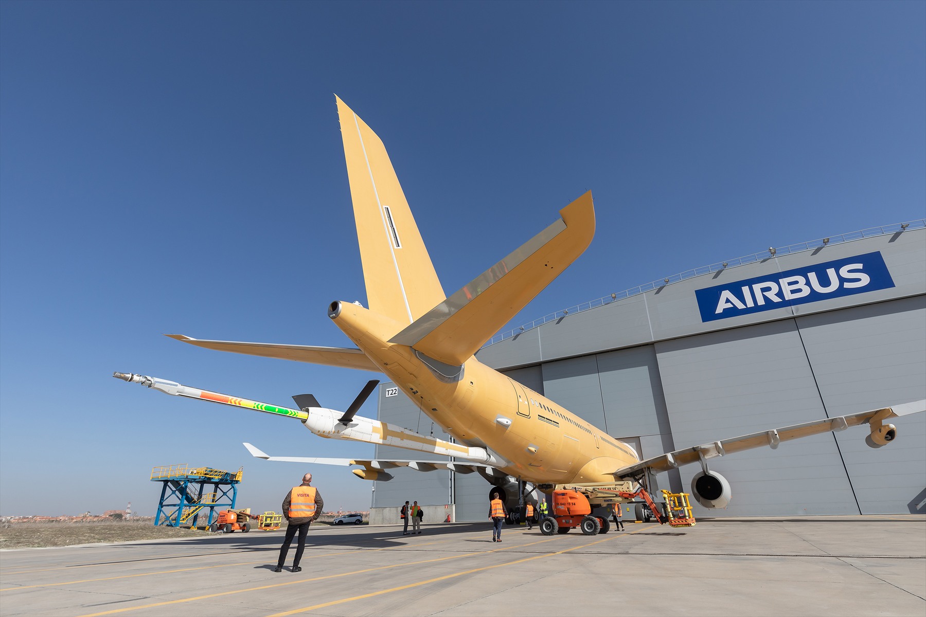 A330 MRTT v nenatřeném provedení před hangárem s vysunutým tankovacím ráhnem