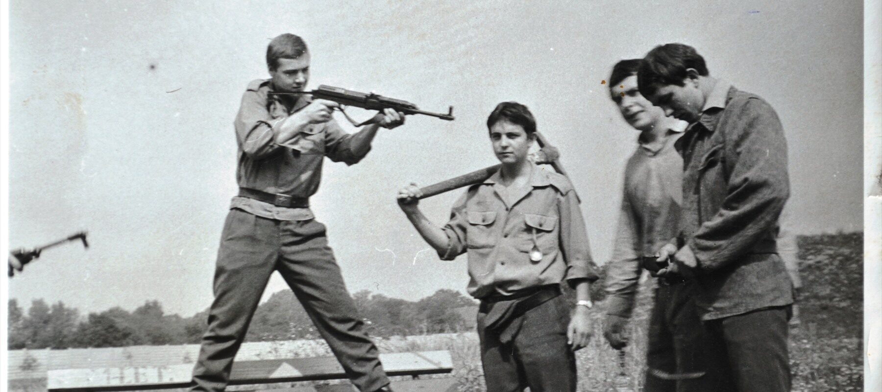 Skupina československých vojáků v polních uniformách a helmách se samopaly vzor 58