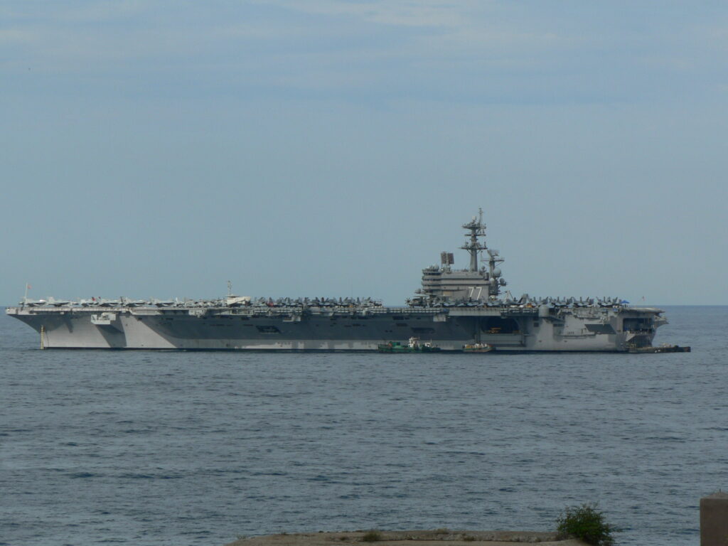 Letadlová loď USS George H. W. Bush před přístavem Cartagena.