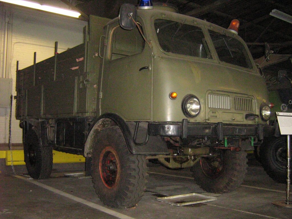 Vojenský terénní nákladní automobil Tatra 805 v khaki nátěru