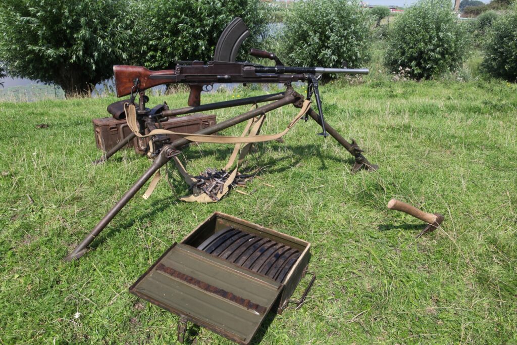 Detailní pohled na britský lehký kulomet Bren ráže .303 British se zakřiveným horním zásobníkem na třicet nábojů.