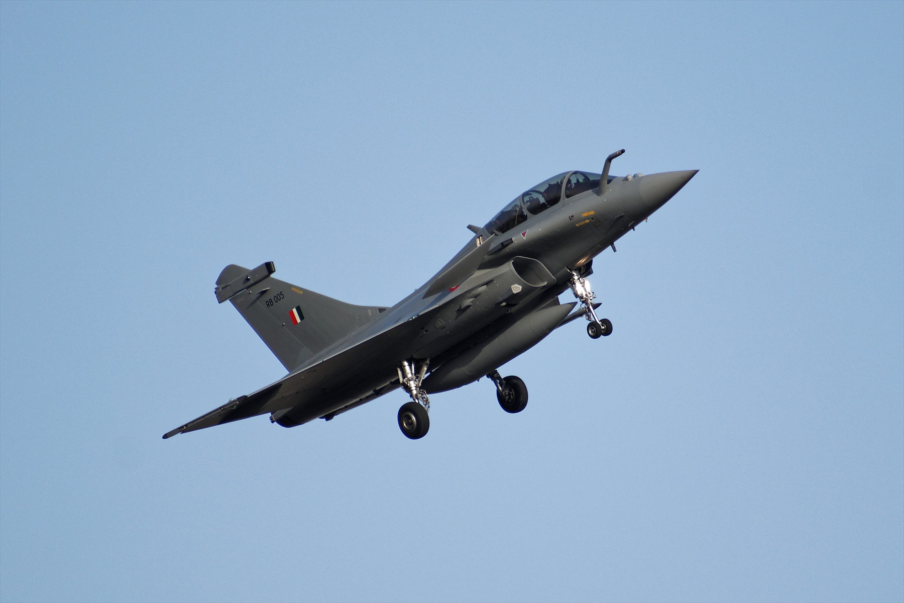 Bojový letoun Dassault Rafale stoupá po startu s podvěsnými nádržemi a výzbrojí