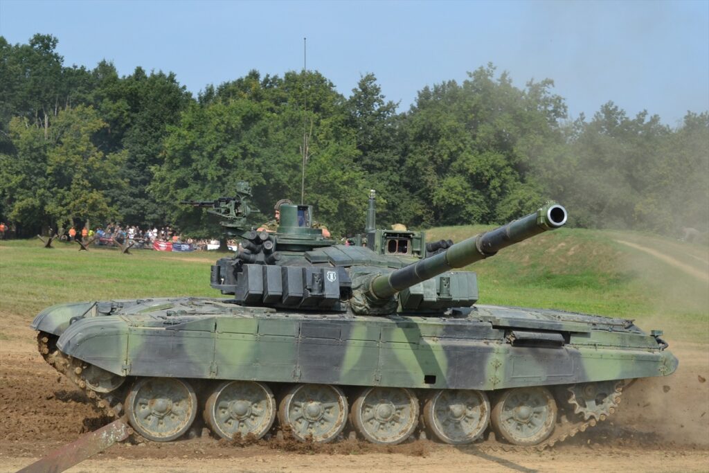 Čelní pohled na tank T-72M4 CZ se 125mm kanonem 2A46 v terénu