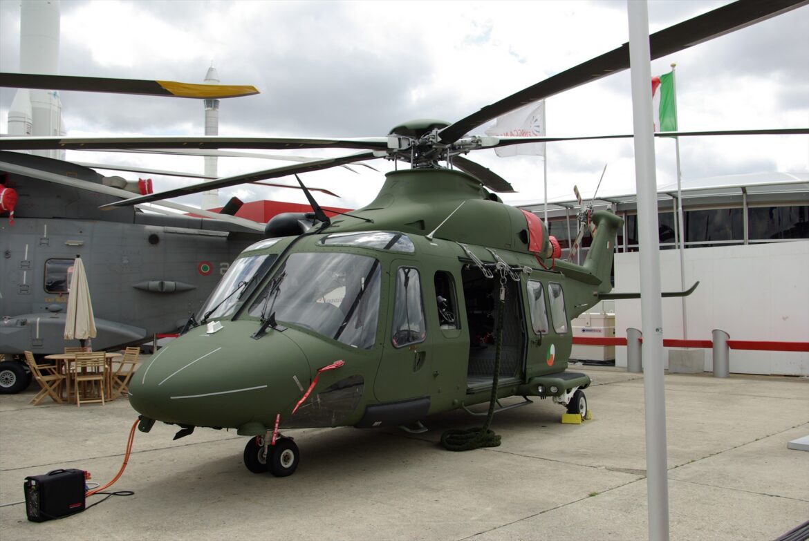 Dopravní vrtulník AgustaWestland AW139 bílé barvy za letu v mírném náklonu