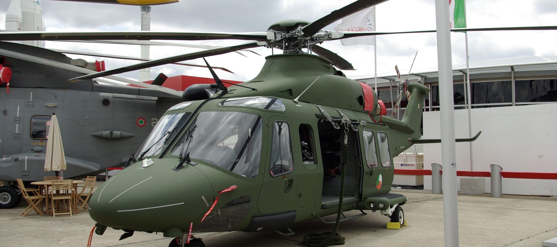 Dopravní vrtulník AgustaWestland AW139 bílé barvy za letu v mírném náklonu