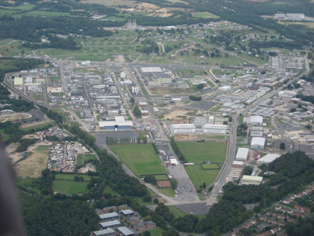 Areál britského výzkumného střediska jaderných zbraní Atomic Weapons Establishment v Aldermastonu