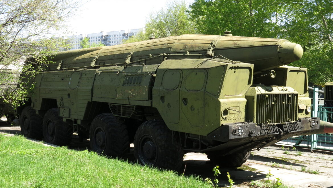 Těžké čtyřnápravové odpalovací vozidlo raketového systému Temp-S na podvozku MAZ-543