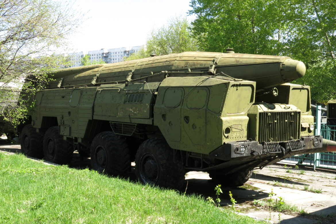 Těžké čtyřnápravové odpalovací vozidlo raketového systému Temp-S na podvozku MAZ-543