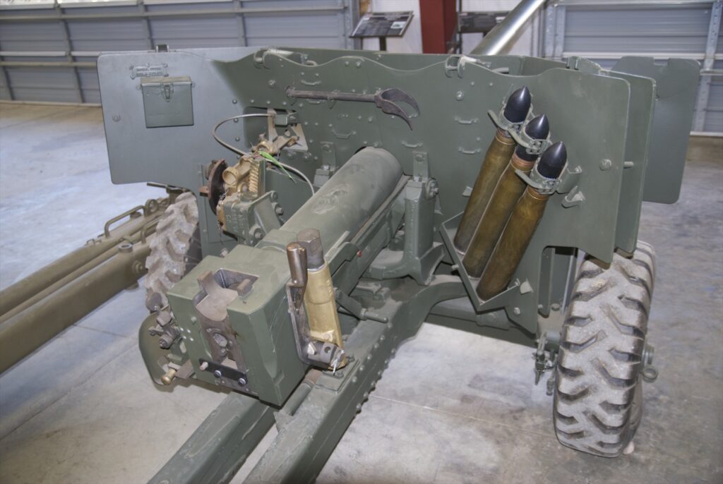 Detail závěru britského 17liberního protitankového kanónu Ordnance QF ráže 76,2 mm se střelivem v pohotovostním držáku.