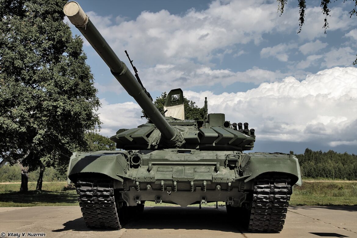 Zelený T-72B3 modernizace 2016 s dlouhou hlavní na venkovní statické výstavě.