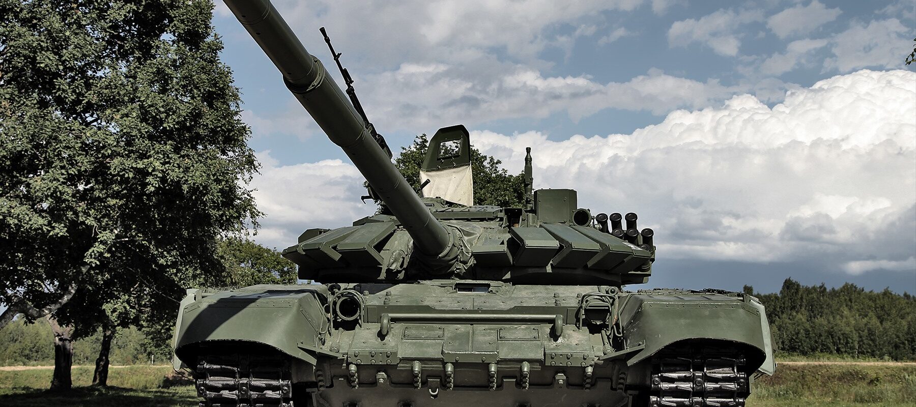 Zelený T-72B3 modernizace 2016 s dlouhou hlavní na venkovní statické výstavě.