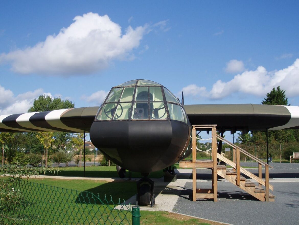 Celodřevěný britský transportní kluzák Airspeed Horsa s invazními pruhy vystavený v areálu památníku Memorial Pegasus v Bénouville
