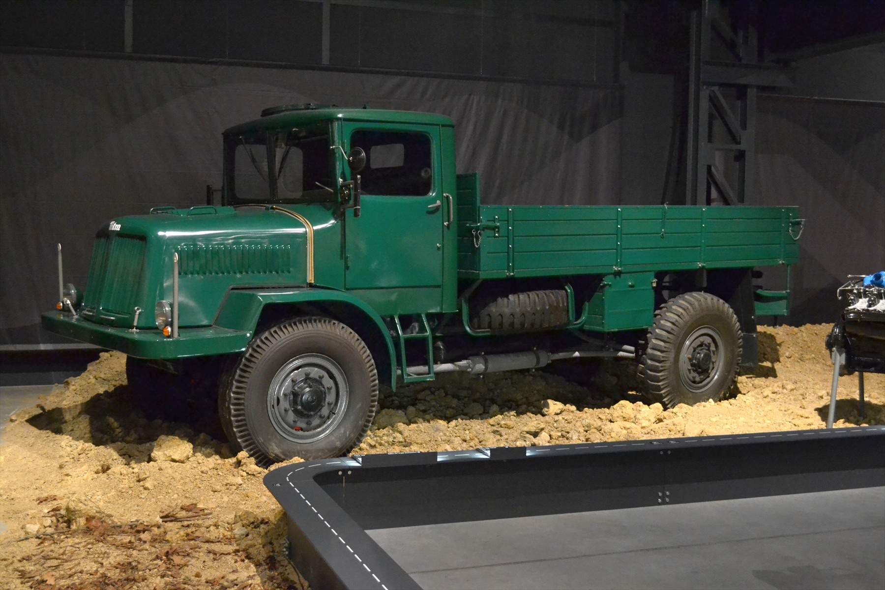 Zelená Tatra 128 s otevřenou korbou vystavená v Muzeu nákladních automobilů Tatra v Kopřivnici